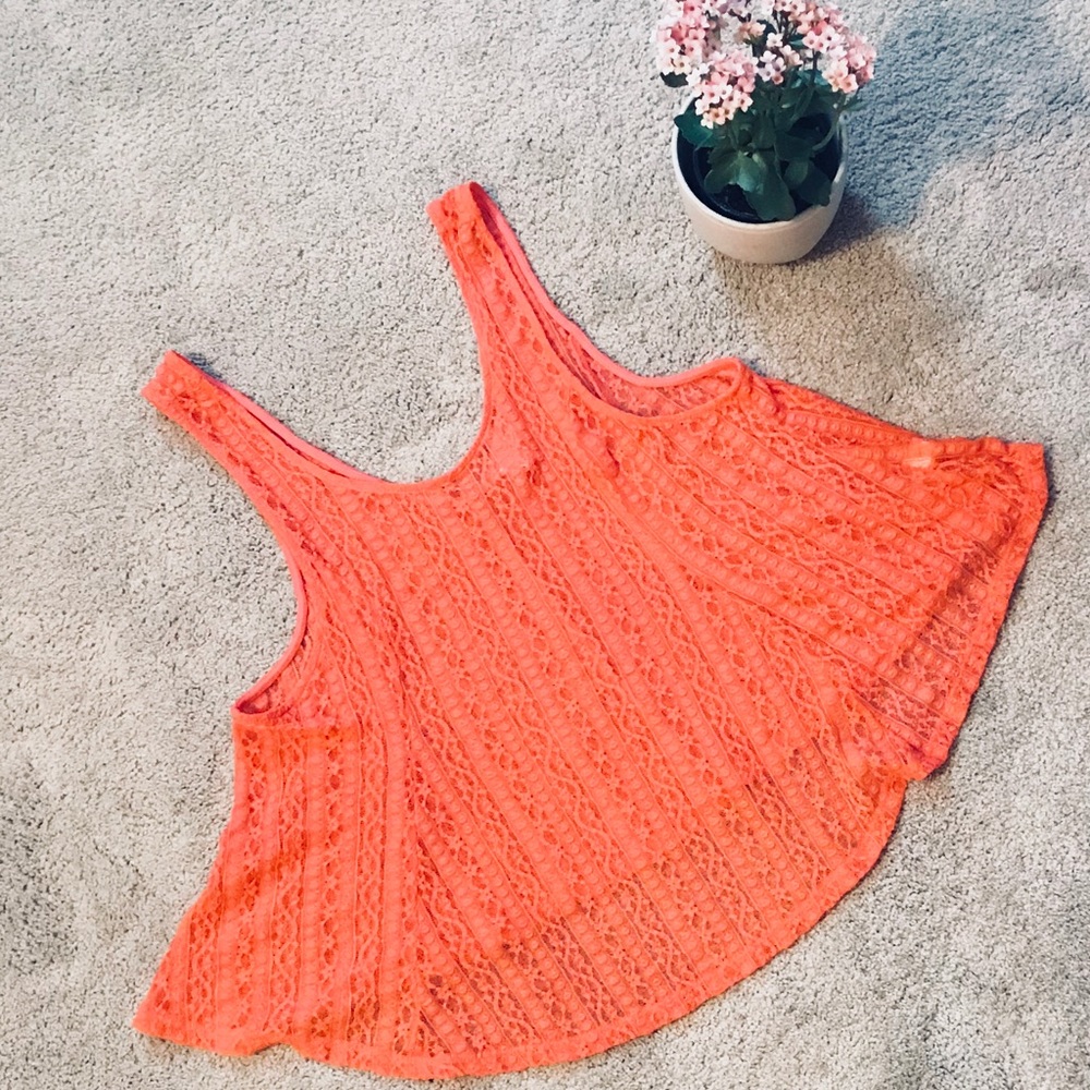Super cute bright pink crop top 😍💕